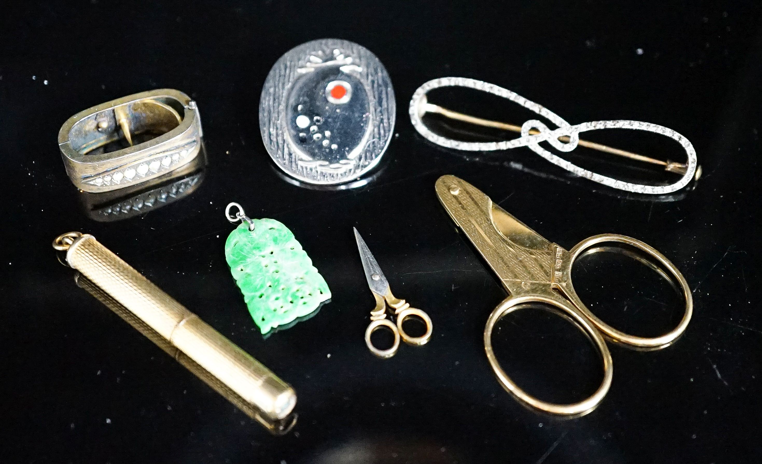 Mixed jewellery including an 18ct cigar cutter, 5cm, 7.9 grams, an engine turned 9ct gold propelling tooth pick, a jade pendant, scarf clip etc.